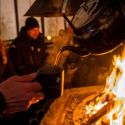 Gemütliche Runde am offenen Feuer im Lavuu-Zelt