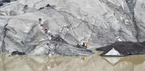 Gruppe auf einem Gletscher bei einer Gletscherwanderung in Island