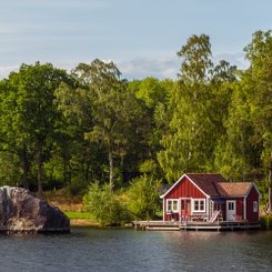 typisches rotes Haus in Schweden an einem See