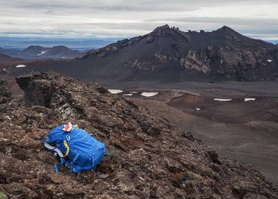 Rucksack in karger Vulkanlandschaft