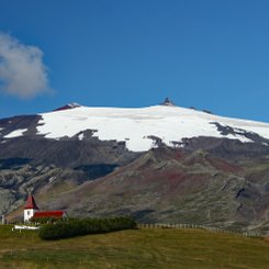 Kirche unterhalb des Gletschers Snaefellsjökull