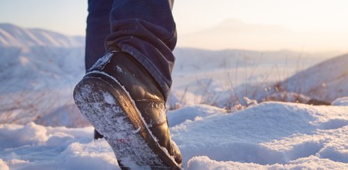 In Wanderschuhen durch den Schnee