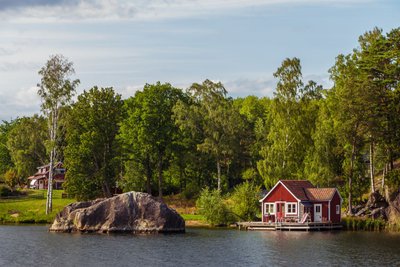 typische rote Holzhäuser auf einer der Schäreninseln Schwedens