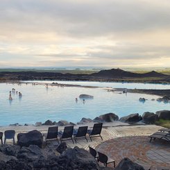 Geothermalbad am Myvatn mit Liegen und der Lavalandschaft im Hintergrund