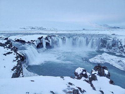 Wasserfall Godafoss im Winterkleid