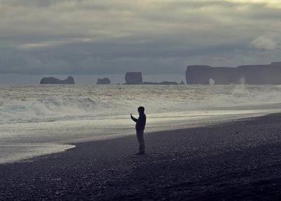 Der schwarze Strand von Reynisfjara mit Lochfelsen Dyrholaey