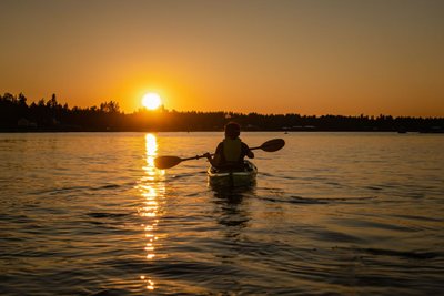 Mit dem Kanu auf einem schwedischen See in den Sonnenuntergang