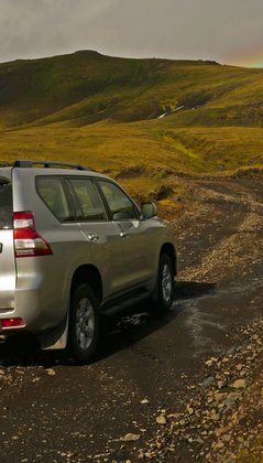 Mietwagen für Island Reisen - 4x4 Allrad-Mietwagen auf einer steinigen Erdpiste im isländischen Hochland