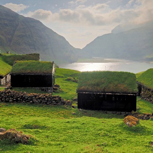 Häuser mit Grasdach in Saksun auf den Färöer-Inseln