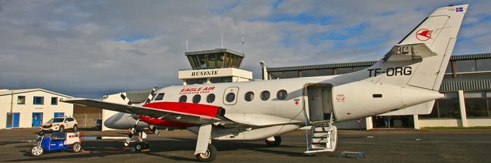 Wichtig für Flüge in Island - Fluggesellschaft Eagle Air mit Flugzeug am kleinen Flughafen Húsavík