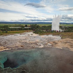 Der Geysir Strokkur gehört zum Golden Circle