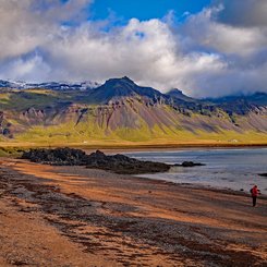Strand auf der Halbinsel Snæfellsnes mit Wanderer