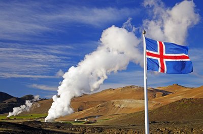 Auf Island Rundreisen allgegenwärtig - Eine Island-Flagge und Geothermalenergie