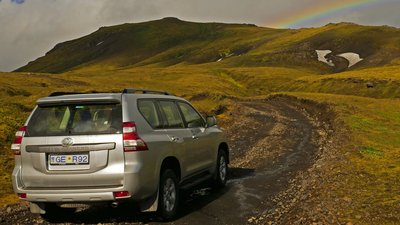 Mietwagen für Island Reisen - 4x4 Allrad-Mietwagen auf einer steinigen Erdpiste im isländischen Hochland
