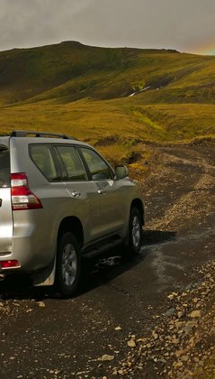 Mietwagen für Island Reisen - 4x4 Allrad-Mietwagen auf einer steinigen Erdpiste im isländischen Hochland