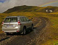 Mietwagen für Island Reisen - 4x4 Allrad-Mietwagen auf einer steinigen Erdpiste im isländischen Hochland