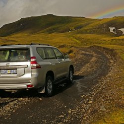 Mietwagen für Island Reisen - 4x4 Allrad-Mietwagen auf einer steinigen Erdpiste im isländischen Hochland
