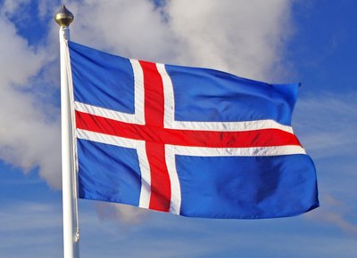 Landeskundliche Informationen für Ihre Island Reise - Wehende Island-Flagge