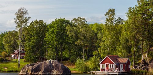 typische rote Holzhäuser auf einer der Schäreninseln Schwedens