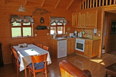 Ferienhaus in Island von innen - Holzausstattung mit Küchenzeile