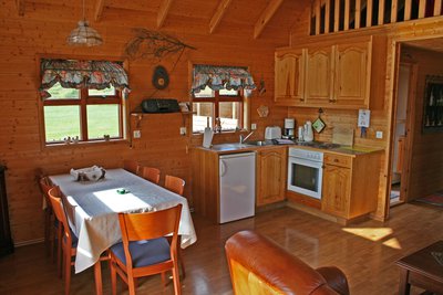 Ausstattung eines Island-Ferienhauses Ferienhaus in Island von innen - Holzausstattung mit Küchenzeile
