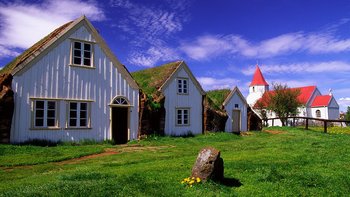 Island Rundreisen in die Vergangenheit - Torfhäuser mit Grasdächern und weißer Holzfassade