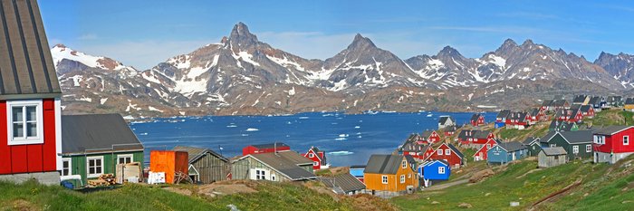 Spannende Grönland Reisen - Bunte Häuser im Ort Tasiilaq