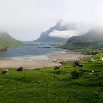 Typisch für Norwegen Reisen - Kleine, bunte Dörfer in abgelegenen Fjorden