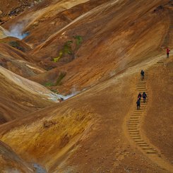 Geothermalgebiet Kerlingarfjöll mit Wanderern auf den Stufen