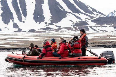 Reisegruppe bei Tierbeobachtung im Zodiac