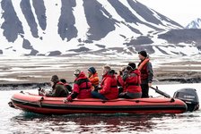 Reisegruppe bei Tierbeobachtung im Zodiac