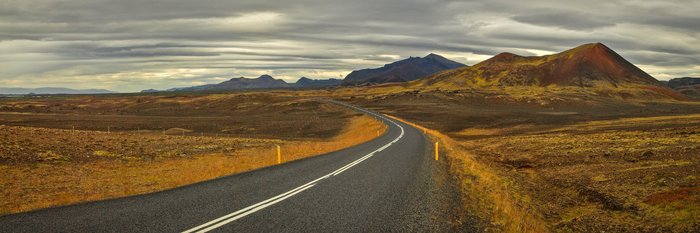 Leitlinie durch die Vulkanlandschaft für Busse in Island - Eine Landstraße auf Snæfellsnes
