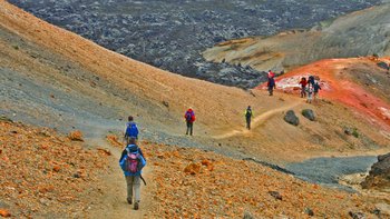 Entdeckungen auf Wanderreisen in Island - Wandergruppe auf dem Weg zu bunten Schwefelablagerungen