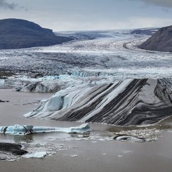 Gletscherzunge mit Gletschersee und großen Eisblöckenc