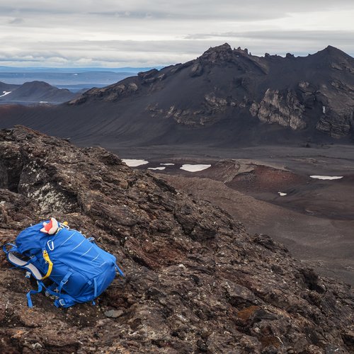 Rucksack in karger Vulkanlandschaft