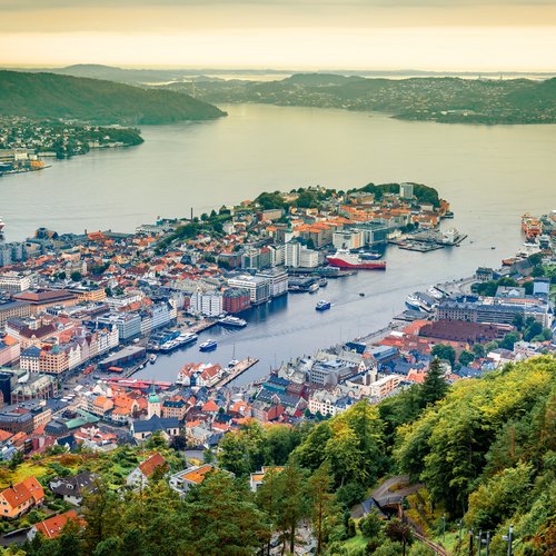 Bergen von oben mit Blick auf den Fährhafen