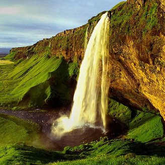 Island von seiner schönsten Seite - Wasserfall im Abendlicht