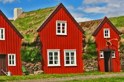 Urige Unterkunft auf Reisen durch Island - Historisches Torfhaus mit Holzfassade und Grasdach