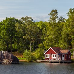 typisches rotes Haus in Schweden an einem See