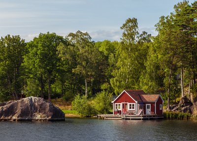 typisches rotes Haus in Schweden an einem See