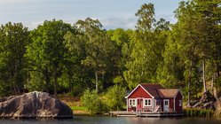 typisches rotes Haus in Schweden an einem See