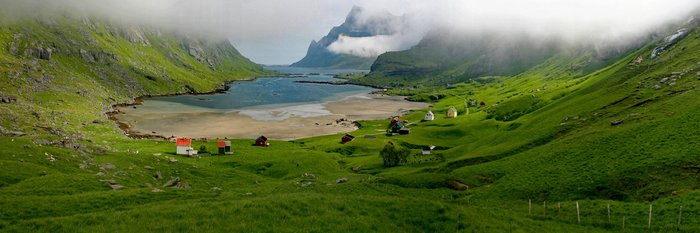 Typisch für Norwegen Reisen - Kleine, bunte Dörfer in abgelegenen Fjorden