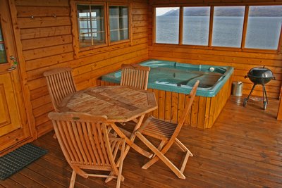 Bestandteil vieler Ferienhäuser in Island - Veranda mit Hot Pot und Grill