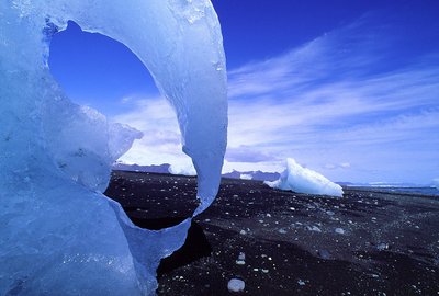 Rundreise durch Island - Jökulsárlón Kontrastpunkt vieler Island Rundreisen - Der schwarze Strand mit Gletschereis bei Jökulsárlón
