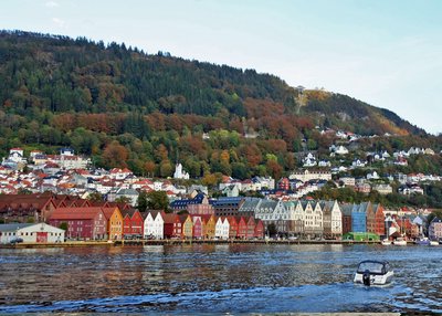 Bunte Häuserreihe im Bergens Stadtteil Brygge - Norwegen