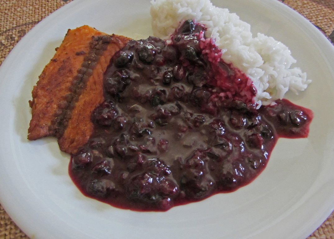 Nordische Sommerrezepte - Lachs mit Blaubeersoße