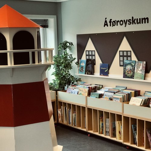 Buchregal in einer Bücherei mit Kinderbüchern. 