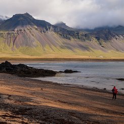 herbstliche Landschaft an einem Strand in Island. 