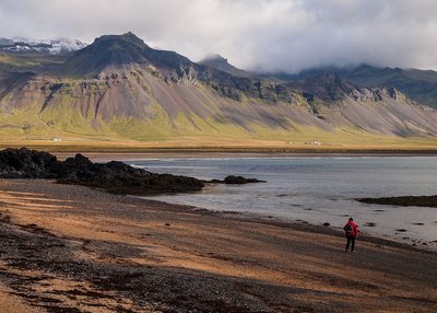 herbstliche Landschaft an einem Strand in Island. 