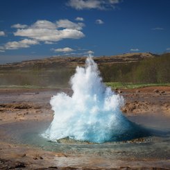 Der Geysir Strokkur ist Teil des Golden Circle